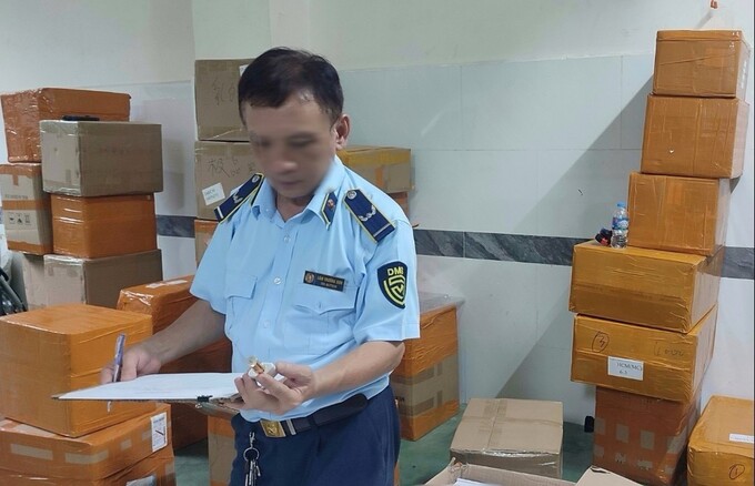 Có tới hơn 89.651 đơn vị sản phẩm hàng hóa nhập lậu, không rõ nguồn gốc xuất xứ, có dấu hiệu giả mạo nhãn hiệu đã bị lực lượng Quản lý thị trường thu giữ trong hơn một tuần qua
