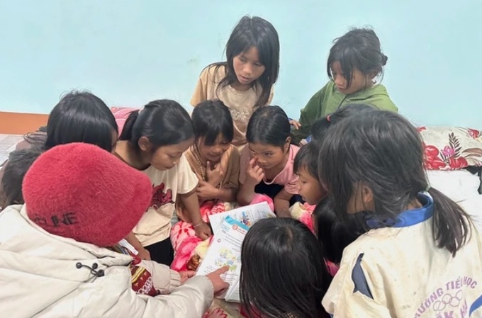 Học sinh khó khăn Trường Tiểu học xã Đắk Hà (huyện Tu Mơ Rông, tỉnh Kon Tum) ở lại trường được giáo viên hướng dẫn học tập. Ảnh: THÙY DUNG
