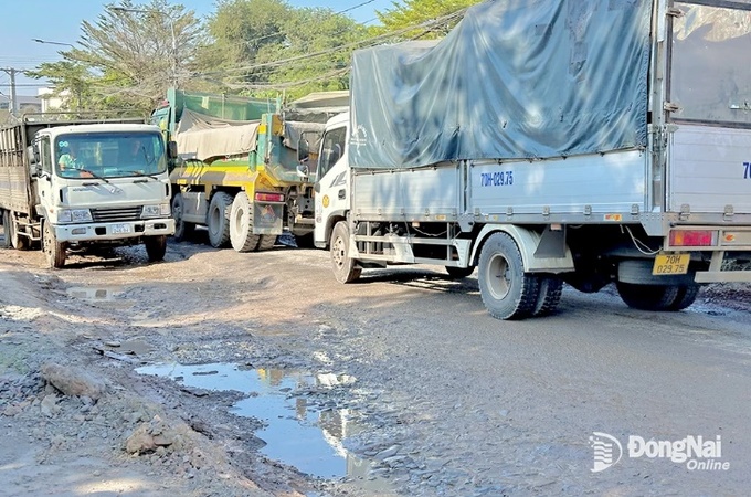 Các loại phương tiện chật vật di chuyển trên đường Hoàng Văn Bổn (P.Tân Biên, TP.Biên Hòa) đã xuống cấp nghiêm trọng. Ảnh: Đ.Tùng