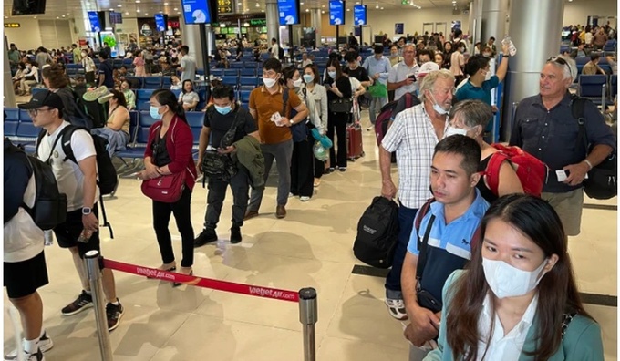 Hành khách xếp hàng chờ lên máy bay tại sân bay Tân Sơn Nhất, TPHCM. Ảnh: HOÀNG HÙNG