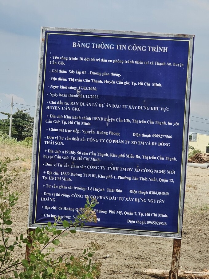 Bảng thông tin Dự án Di dời, bố trí dân cư phòng tránh thiên tai, xã Thạnh An, huyện Cần Giờ. Ảnh Hải Đăng