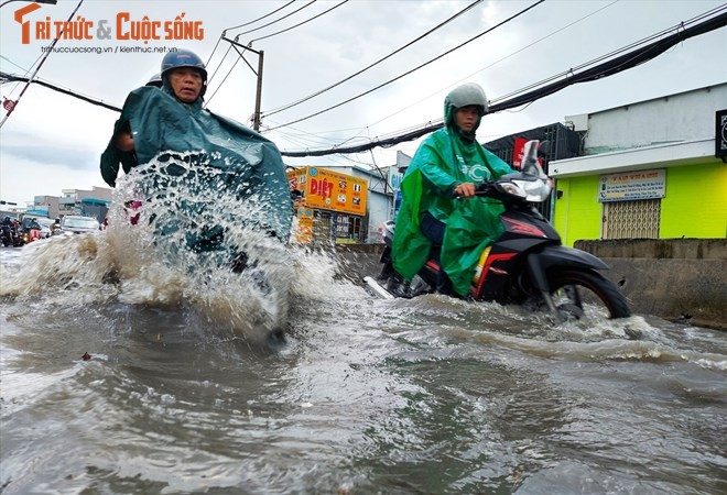 Đường Tô Ngọc Vân (đoạn giáp đường ray xe lửa) nằm trong số 11 tuyến đường ngập sâu ở thành phố Thủ Đức. Ảnh: Minh Quân