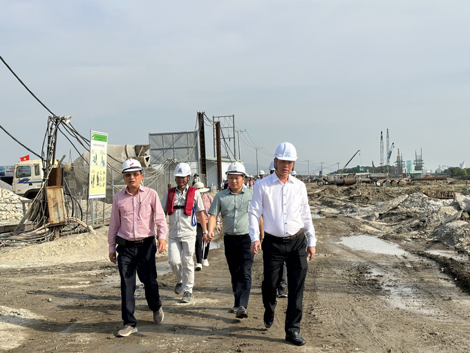 Ông Nguyễn Công Vinh, Phó Chủ tịch UBND tỉnh khảo sát thực tế tại dự án cầu Phước An