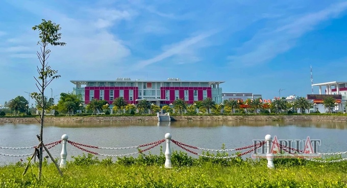 Thanh tra tỉnh Hậu Giang xác định có dấu hiệu chia nhỏ gói thầu đối với nhóm công trình trồng cây chà là trước trung tâm hành chính TP, Thành ủy TP Vị Thanh. Ảnh: CHÂU ANH