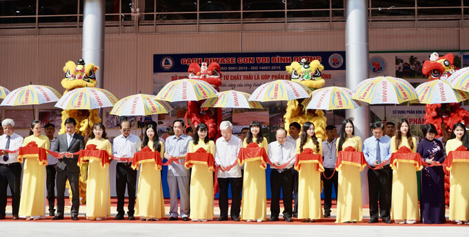 Các đại biểu cắt băng khánh thành, đưa vào hoạt động nhà máy đốt rác phát điện