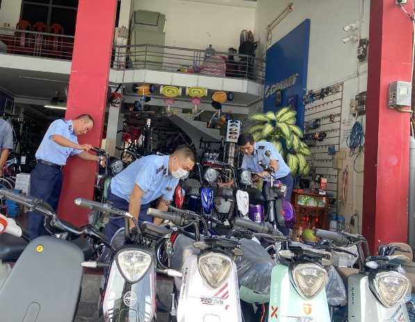 Lực lượng chức năng kiểm tra hàng hoá vi phạm tại hộ kinh doanh trên đường Trương Công Định, phường 3, thành phố Vũng Tàu.