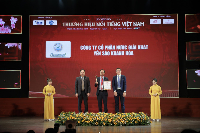 Công ty Cổ phần Nước giải khát Yến sào Khánh Hòa được vinh danh Top 10 Thương hiệu nổi tiếng Việt Nam.