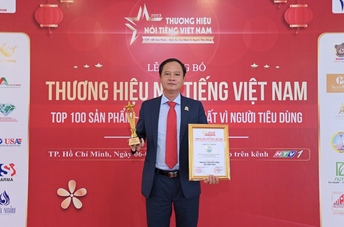 Tổng Giám đốc Công ty Cổ phần Nước giải khát Yến sào Khánh Hòa nhận cúp và bằng chứng nhận Top 10 Thương hiệu nổi tiếng Việt Nam.