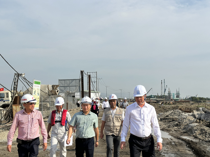 Ông Nguyễn Công Vinh, Phó Chủ tịch UBND tỉnh kiểm tra tiến độ cầu Phước An.