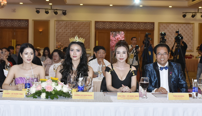 NSND Trần Nhượng (bìa phải) làm giám khảo cuộc thi.