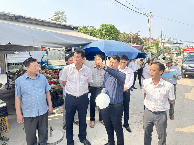 Ông Trần Đình Khoa, Bí thư Thành ủy Vũng Tàu và các cơ quan chức năng khảo sát thực địa, kiểm tra tiến độ công trình đường Lê Quang Định.