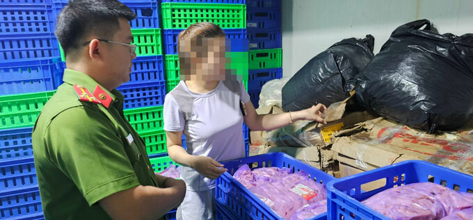 Công an kiểm tra một cơ sở kinh doanh thực phẩm ở Khu dân cư Vĩnh Phú 1