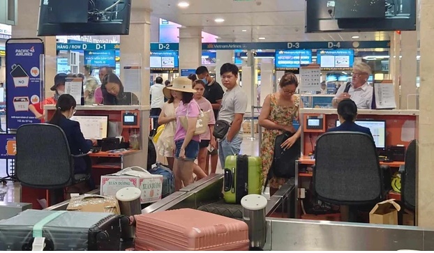 Hành khách làm thủ tục bay tại sân bay Tân Sơn Nhất. Ảnh minh hoạ: Dương Ngọc