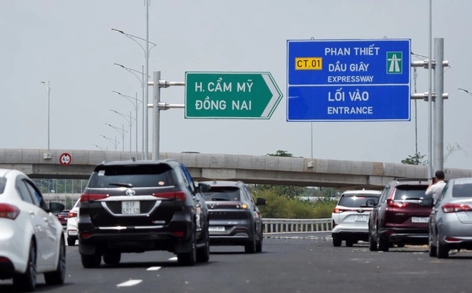 Còn khoảng 9km đường dẫn cầu vượt và đường gom dân sinh trên tuyến cao tốc Phan Thiết - Dầu Giây, đoạn qua huyện Cẩm Mỹ, tỉnh Đồng Nai chưa làm xong - Ảnh: A LỘC