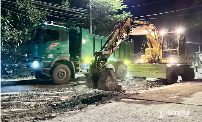 Đơn vị thi công sửa chữa đường Hoàng Văn Bổn (thành phố Biên Hòa) vào ban đêm để đảm bảo an toàn giao thông. Ảnh: Đăng Tùng