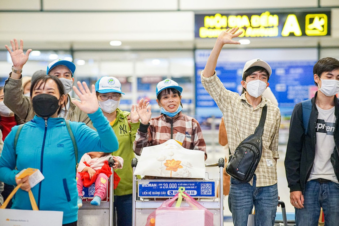 Người lao động được hỗ trợ về quê bằng máy bay tại sân bay Nội Bài (Ảnh: Vietnam Airlines cung cấp)
