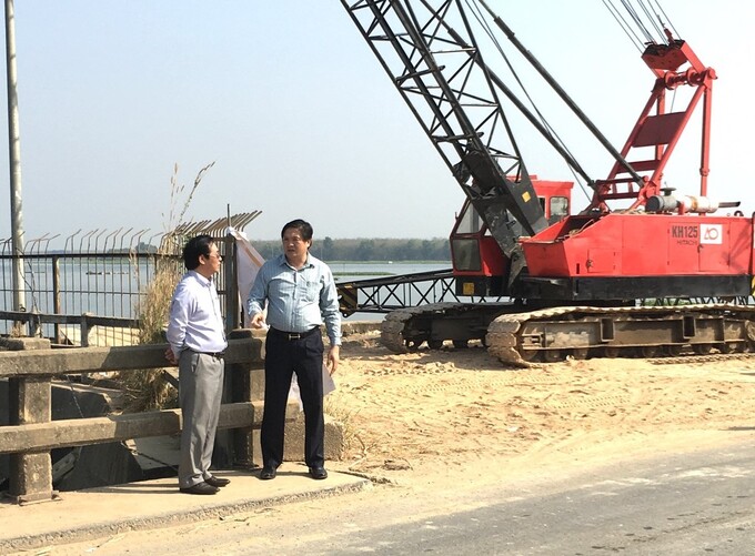 Ông Nguyễn Văn Cường- Bí thư Huyện uỷ Tân Châu kiểm tra thị sát công trình hồ chứa nước Tha La.