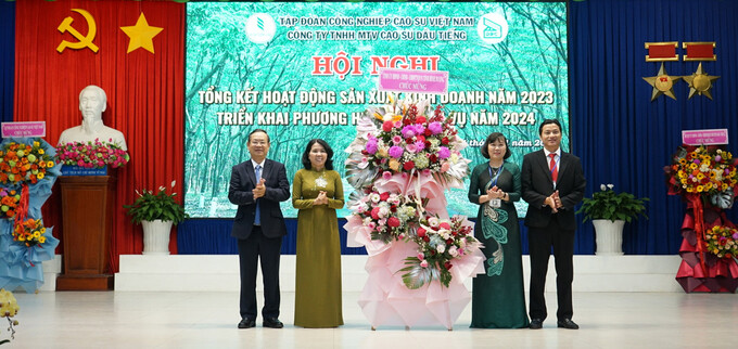 Bà Nguyễn Minh Thủy, Trưởng Ban Tổ chức Tỉnh ủy; ông Nguyễn Văn Dành, Phó Chủ tịch UBND trao tặng lẵng hoa chúc mừng hội nghị