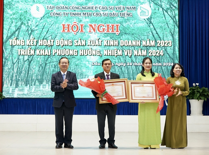 Thừa ủy nhiệm của Thủ tướng Chính phủ, bà Nguyễn Minh Thủy, Trưởng Ban Tổ chức Tỉnh ủy và ông Nguyễn Văn Dành, Phó Chủ tịch UBND tỉnh trao bằng khen cho các cá nhân