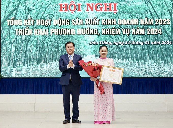Ông Lê Thanh Hưng, Tổng Giám đốc Tập đoàn Cao su Việt Nam trao tặng danh hiệu chiến sĩ thi đua cho cá nhân.