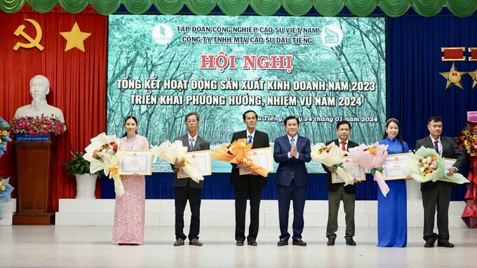 Ông Lê Thanh Hưng, Tổng Giám đốc Tập đoàn Công nghiệp Cao su Việt Nam tặng bằng khen cho các tập thể, cá nhân hoàn thành xuất sắc nhiệm vụ năm 2023
