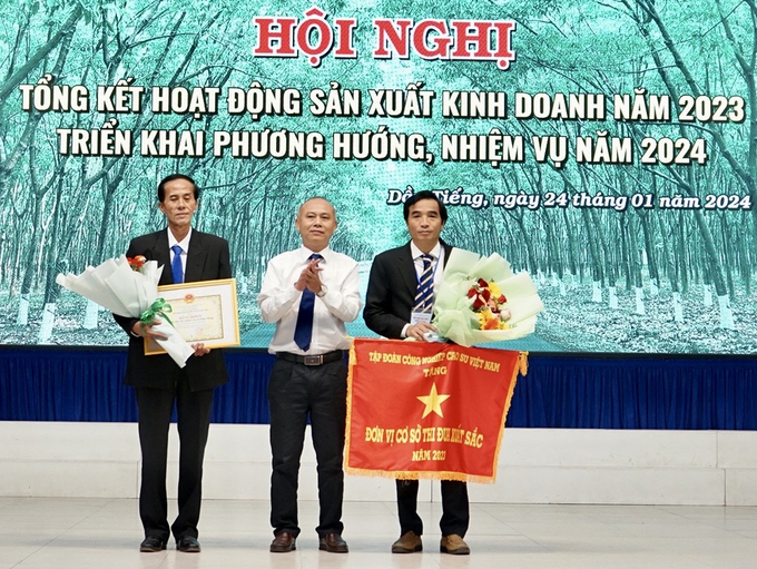 Ông Phạm Hải Dương, Phó Tổng Giám đốc Tập đoàn Công nghiệp Cao su Việt Nam trao cờ thi đua, bằng khen cho các tập thể