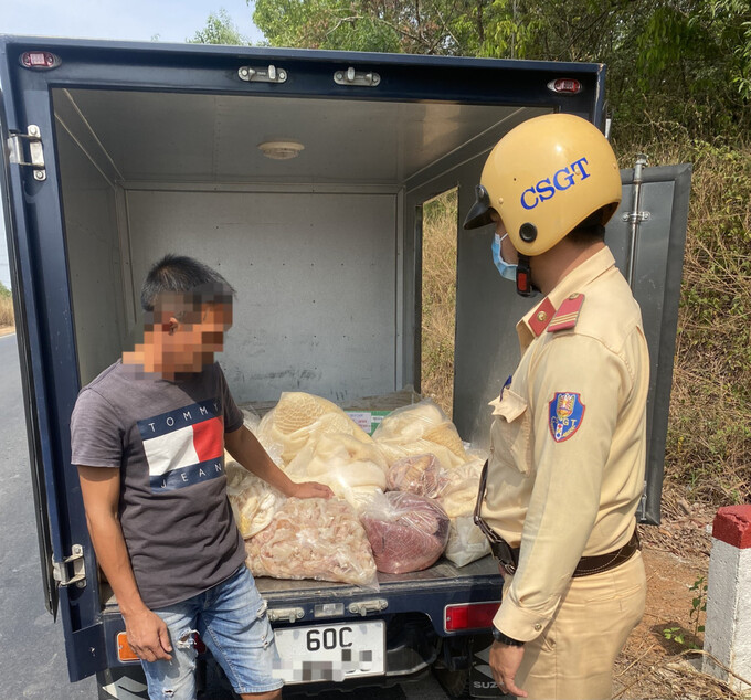 Lực lượng cảnh sát giao thông Công an huyện Bắc Tân Uyên phát hiện xe tải chở thực phẩm không rõ nguồn gốc