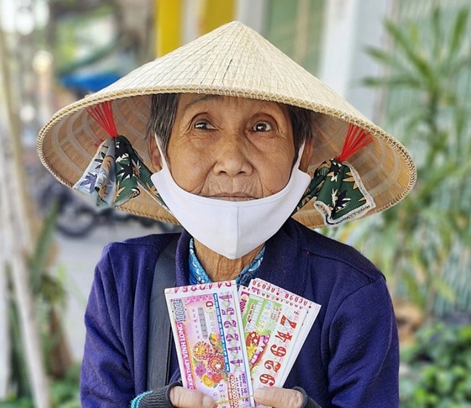 Bà Nguyễn Thị Liễu (Cần Thơ) nói Tết là thời điểm bán chạy nên muốn lấy được vé số nhiều hơn để bán - Ảnh: LÊ DÂN