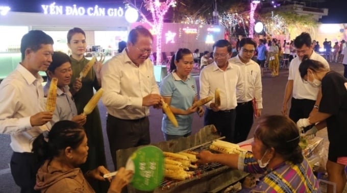 Phố đi bộ kết hợp khu ẩm thực đêm trên đường Đặng Văn Kiều, thị trấn Cần Thạnh, huyện Cần Giờ, TPHCM. Ảnh: THANH TÂM
