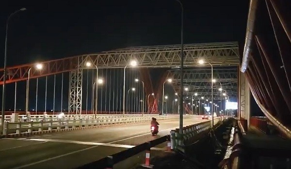 Hiện hệ thống đèn chiếu sáng nghệ thuật trên cầu Cỏ May đã tạm ngưng hoạt động. Ban đêm chỉ có đèn chiếu sáng trên cầu Cỏ May cho các xe lưu thông.