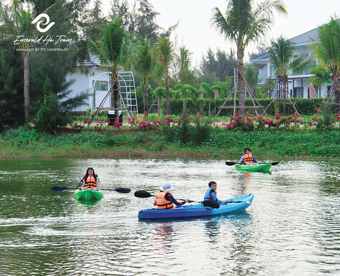 Du khách chèo kayak trong hồ tự nhiên tại Emerald Hồ Tràm Resort