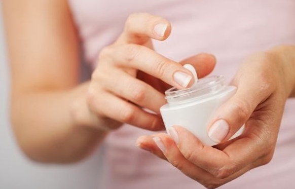 Kem hỗ trợ điều trị nám chứa hóa chất có thể gây hại làn da nghiêm trọng cần tránh dùng sản phẩm trôi nổi, kém chất lượng. (Ảnh minh họa)