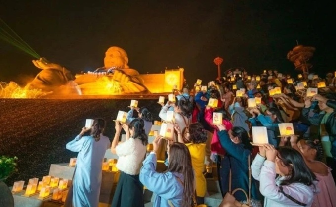 Hàng ngàn ngọn đăng sáng được dâng lên tôn tượng. (Nguồn: Vietnam+)