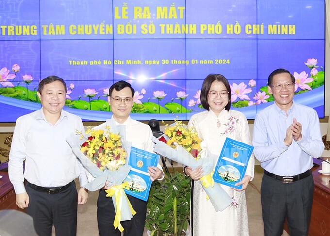Chủ tịch UBND TPHCM Phan Văn Mãi và Phó Chủ tịch UBND TPHCM Dương Anh Đức trao quyết định và tặng hoa chúc mừng 2 đồng chí nhận nhiệm vụ mới