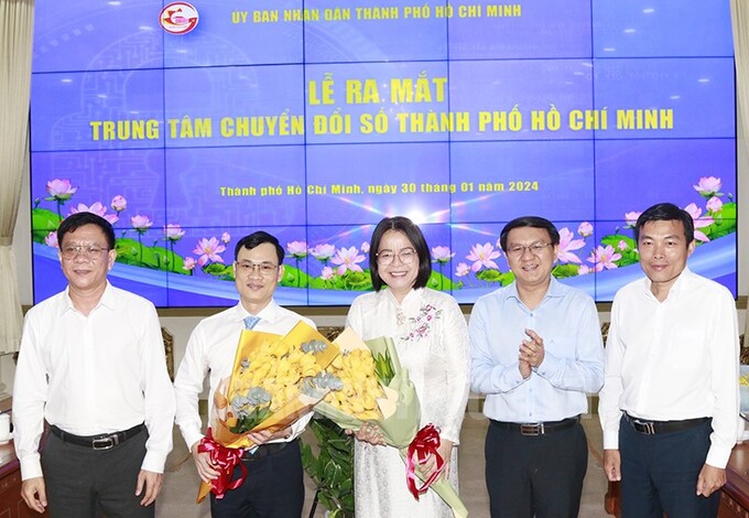 Lãnh đạo Sở TT- TT chúc mừng đồng chí Võ Thị Trung Trinh và đồng chí Nguyễn Đức Chung