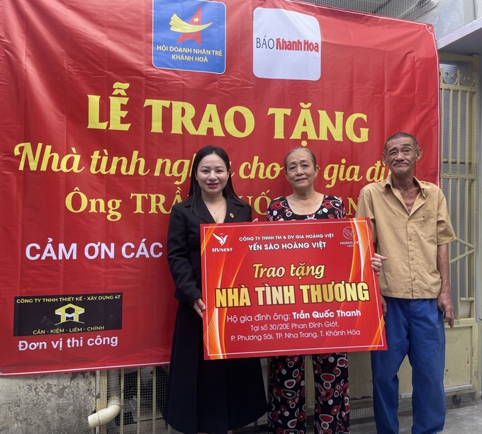 Bà Dương Thị Thanh Dung - Giám đốc Công ty TNHH TM & DV Gia Hoàng Việt - HVNEST trao hỗ trợ nhà tình nghĩa cho gia đình ông Trần Quốc Thanh
