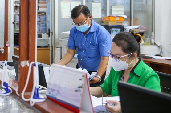 Cán bộ, công chức tại TP HCM trong giờ làm việc. Ảnh: HOÀNG TRIỀU