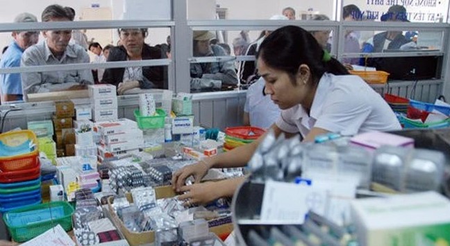 Nhân viên khoa dược của một bệnh viện trên địa bàn TPHCM đang phân loại thuốc. Ảnh minh họa