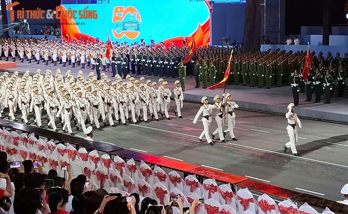 Điểm đặc biệt của buổi sơ luyện còn có sự tham gia của quân đội Campuchia, Lào và Trung Quốc. Quân đội Lào và Campuchia đã đến TP HCM từ nhiều hôm trước, tập luyện và hợp luyện với các lực lượng Việt Nam vào tối 22/4, còn lực lượng Trung Quốc mới đến trưa nay, tập kết ở Bình Dương và tham gia hợp luyện vào tối nay.