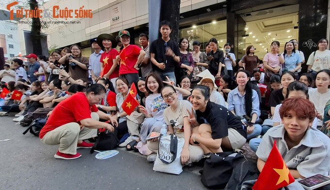 Mọi người đều háo hức mong chờ với nụ cười rạng rỡ và cờ Tổ quốc trên tay