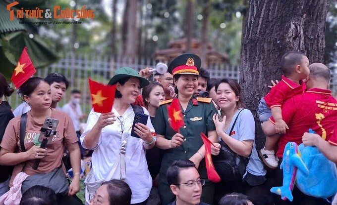Mọi người đều háo hức mong chờ với nụ cười rạng rỡ và cờ Tổ quốc trên tay