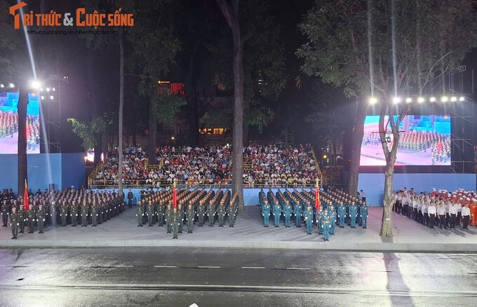 Trước giờ chuẩn bị diễn ra chương trình sơ duyệt, trời đổ mưa, tuy nhiên các lực lượng tham gia diễu binh, diễu hành vẫn nghiêm trang thực hiện nhiệm vụ