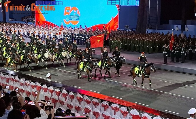 Các đơn vị tham gia diễu binh, diễu hành bắt đầu tiến vào khu vực lễ đài