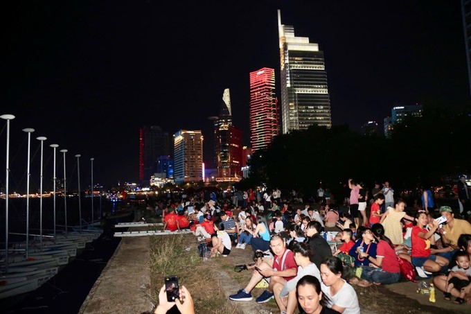 Đông đảo người dân và du khách chờ đợi màn trình diễn drone. Ảnh: DŨNG PHƯƠNG