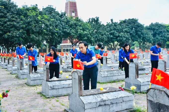 Tuổi trẻ Hà Tĩnh triển khai chương trình “Tô thắm màu cờ” tại các phần mộ liệt sĩ