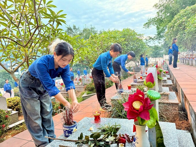 Tuổi trẻ tỉnh Lào Cai tổ chức Lễ thắp nến tri ân các Anh hùng liệt sĩ tối 28-4 tại Nghĩa trang Liệt sĩ phường Nam Cường (Thành phố Lào Cai)