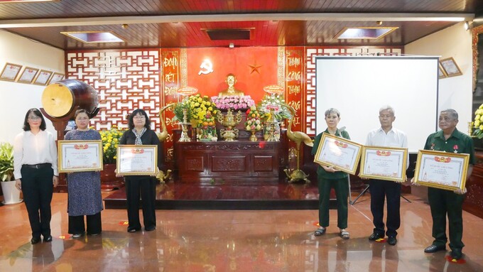 CLB Truyền thống kháng chiến khối phụ nữ Thành phố đại diện nhận bằng “Tổ quốc ghi công” do Thủ tướng Chính phủ trao tặng 5 liệt sĩ Tiểu đoàn nữ biệt động Lê Thị Riêng