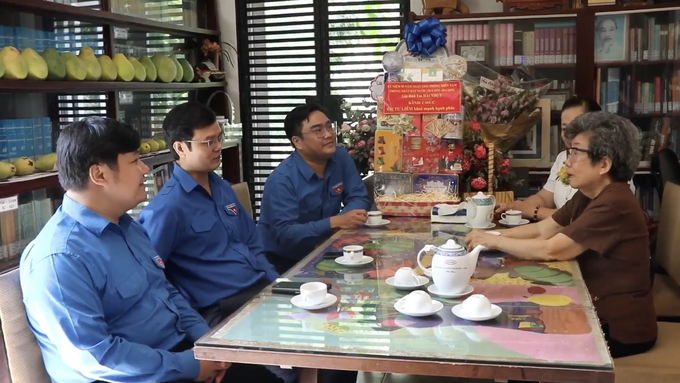Bí thư thứ nhất Trung ương Đoàn Bùi Quang Huy, Bí thư Thành đoàn TPHCM Ngô Minh Hải thăm hỏi, tri ân các cựu chiến binh