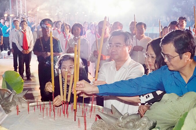 Phó Bí thư Thường trực Thành ủy TPHCM Nguyễn Thanh Nghị, Bí thư thứ nhất Trung ương Đoàn Bùi Quang Huy và các lãnh đạo, đại biểu dâng hương tại Nghĩa trang Liệt sĩ TPHCM. Ảnh: HOÀNG HÙNG