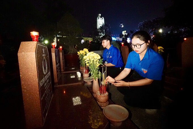 Đoàn viên, thanh niên dâng hương tại Nghĩa trang Liệt sĩ TPHCM. Ảnh: HOÀNG HÙNG
